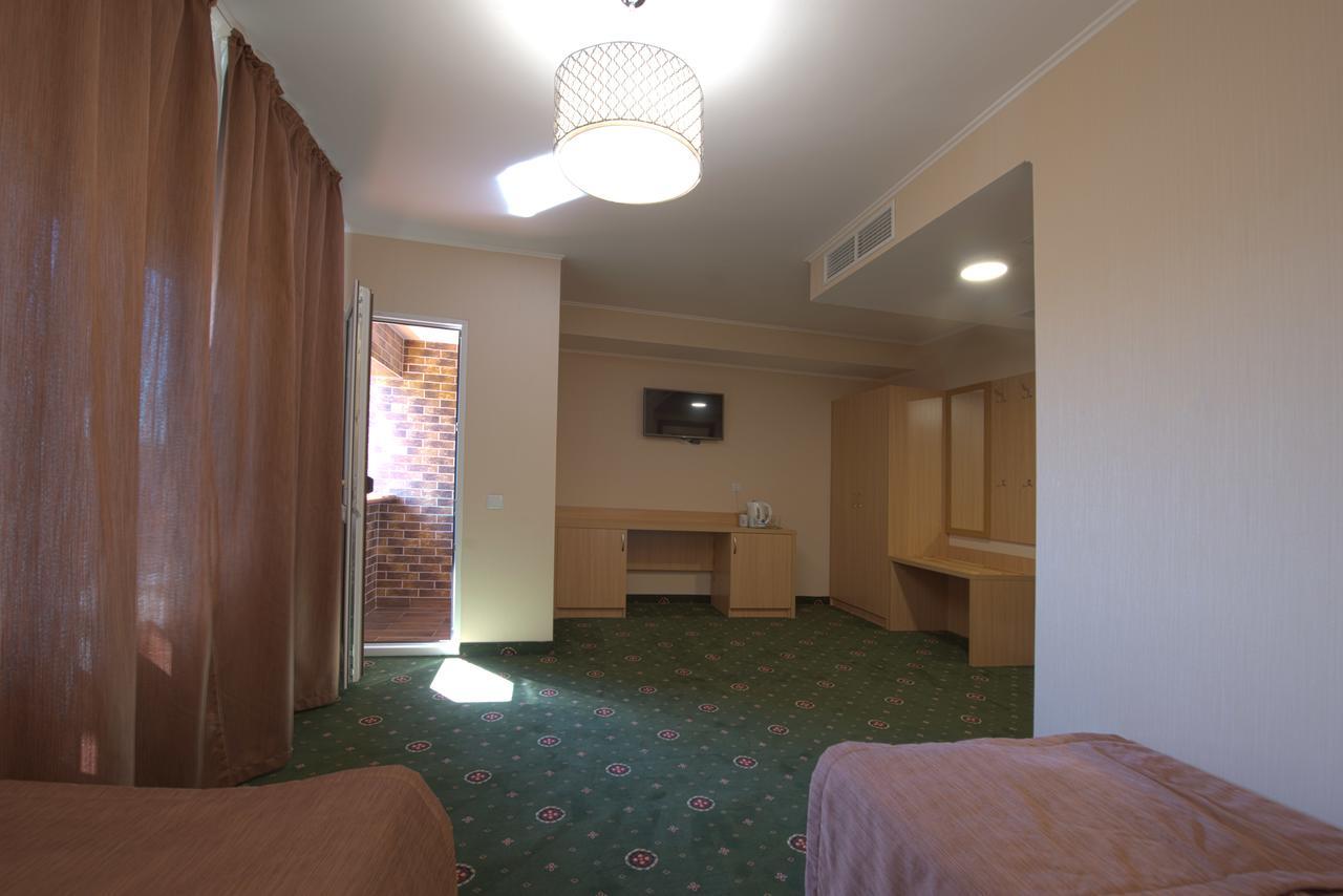 Advenus Hotel Leopoli Esterno foto